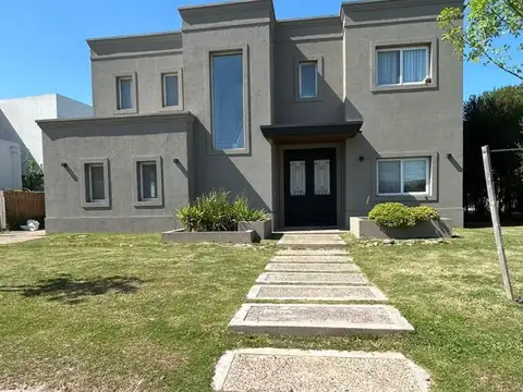 Casa 4 ambientes con 3 baños