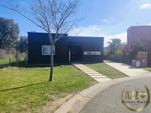 Casa en venta c/ cochera en Pilar del Este