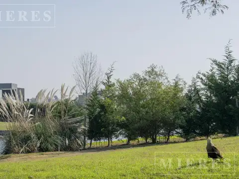 Lote a la laguna en venta en El Cantón barrio Norte