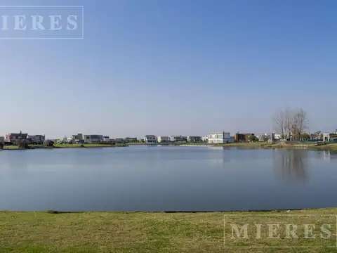 Lote a la laguna en venta en El Cantón barrio Norte