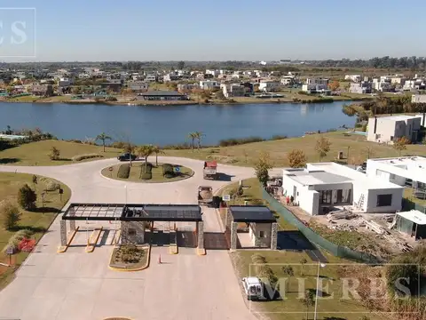 Lote a la laguna en venta en El Cantón barrio Norte