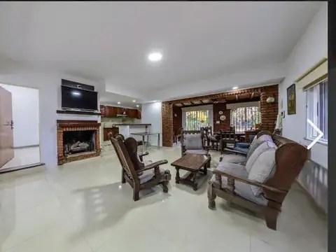 Casa 6 ambientes con 2 baños