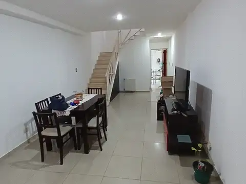 HERMOSO Y AMPLIO TRIPLEX 5 AMB ( 4 DORM. 3 BAÑOS) CON COCHERA Y FDO C/ PARRILLA