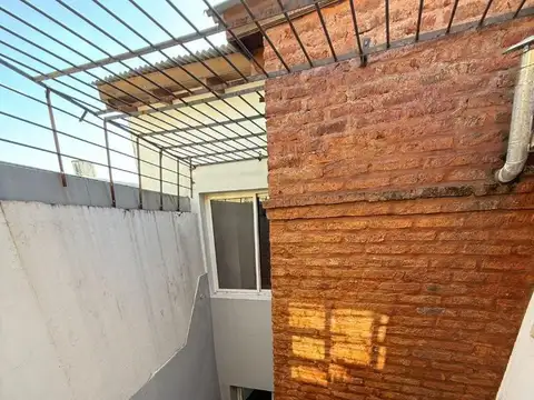 HERMOSA CASA DE PASILLO 3 DORMITORIOS Y PATIO