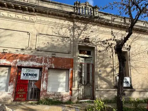 Casa y local a refaccionar, muy buena zona