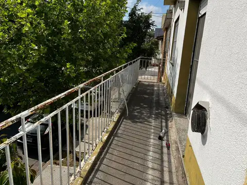 Depto. 3 amb. c/patio. - VENTA