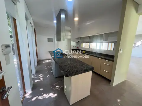 Casa en Venta con 3 cocheras