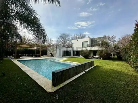 Casa 6 AMBIENTES con JARDÍN, PISCINA, QUINCHO, TERRAZA y COCHERAS en Barrio SANTA ANA.-