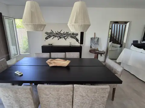 Casa en Alquiler con 2 cocheras