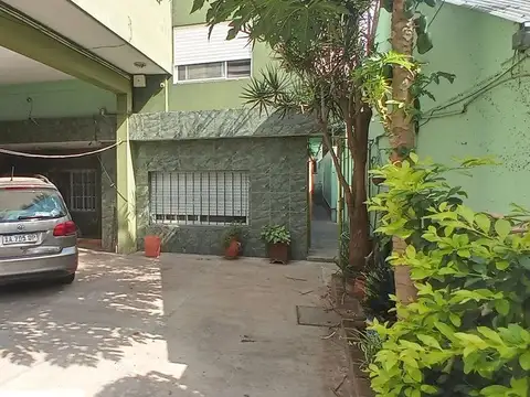 Casa 8 ambientes con 4 baños