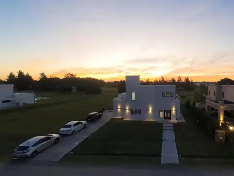 VENTA CASA MEDAL Pilar y Casa Secundaria de CATEGORIA