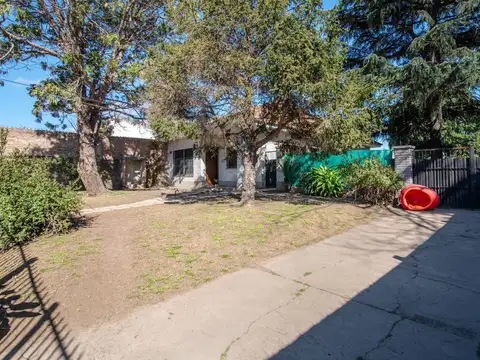 Casa 8 ambientes con 2 baños