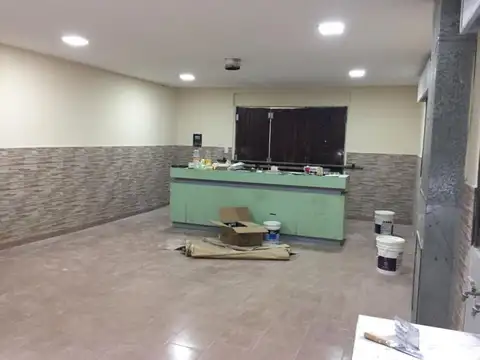 Fraccion con galpónes en venta