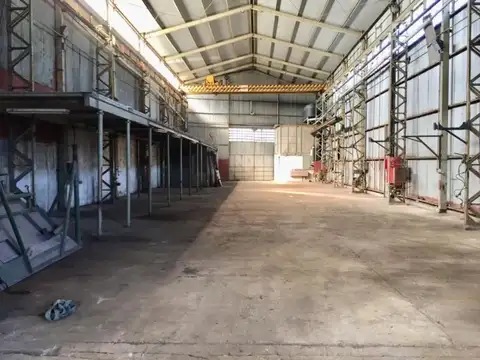 Fraccion con galpónes en venta