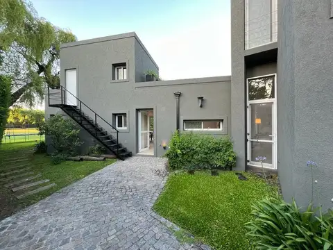 Casa en Venta con 2 cocheras