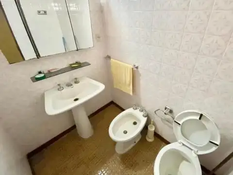 chalet 6 amb. 3 baños a 300 mts estación  castelar norte.-