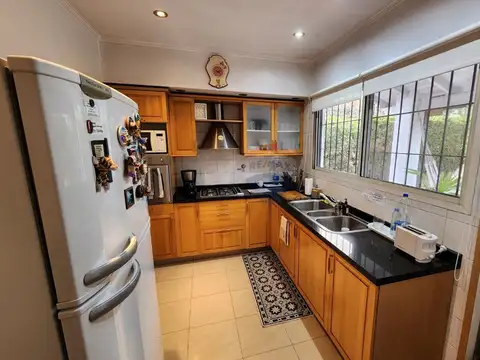 Venta Casa 6 ambientes c/ Parque en Bernal Centro