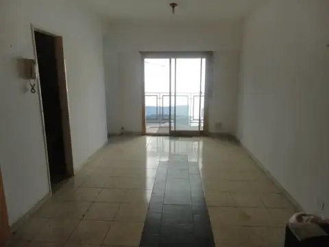 MONOAMBIENTE CONTRAFRENTE CON BALCON COCINA SEPARADA POR ESCALERA METROS ESTACION CIUDADELA