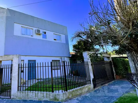 Casa minimalista de 4 amb con local totalmente independiente