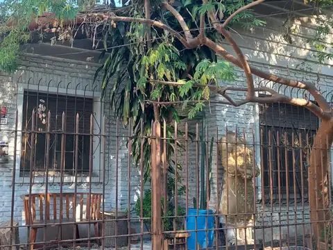 Casa 4 Ambientes PARA RECICLAR en Venta - Castelar Sur