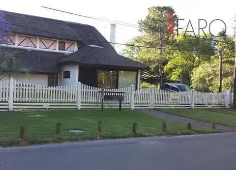 Casa en Pinares 3 dormitorios con piscina y parrillero