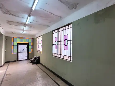 Quilmes Centro - Local con playa de estacionamiento