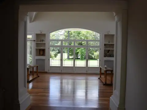 Casa 10 ambientes con 5 baños