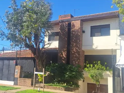 Martinez,  muy linda casa en venta, 4 dormitorios, dependencia, jardin