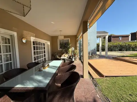 Casa en Venta con 3 cocheras