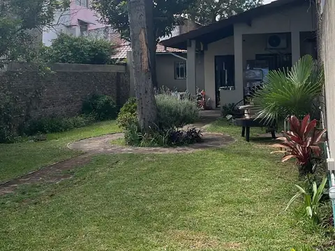 VENTA CASA 3 AMBIENTES CON JARDIN Y PATIO OLIVOS