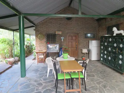 EXCELENTE CASA CON PISCINA SOBRE LOTE DE 1250 M2