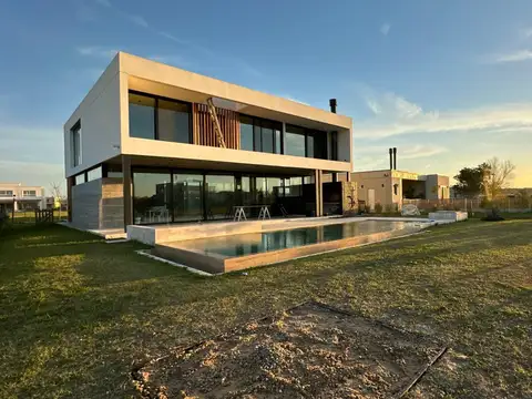 Casa en Venta con 2 cocheras