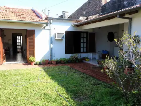 Casa 8 ambientes con 2 baños