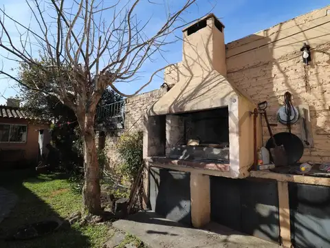 Excelente casa en Boulogne con dos viviendas.