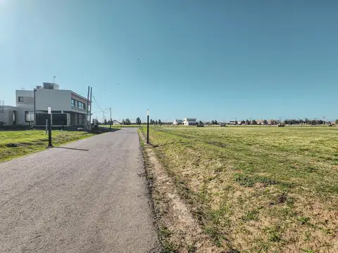 Terreno central de 830m² con frente Sur y acceso al Jockey