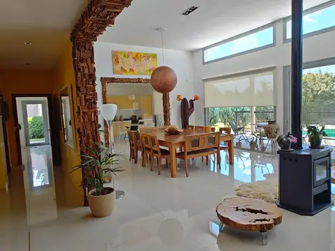 Casa 8 ambientes con 4 baños