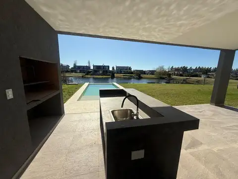 Casa 5 ambientes con 4 baños