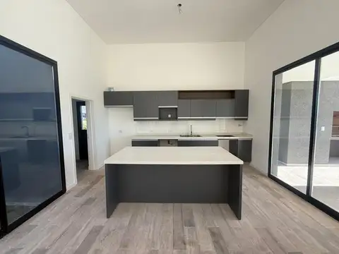 Casa en Venta con 4 cocheras