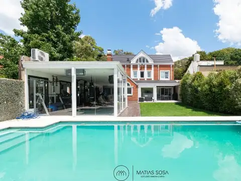 Venta - Casa 4 ambientes con parque y piscina - Los Pinares