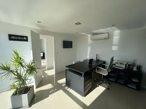 VENTA OFICINA 54M2 DOS BOXES Y COCHERA MACROCENTRO