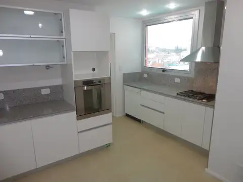 Importante Departamento en centro comercial de la Ciudad de Junín (B)