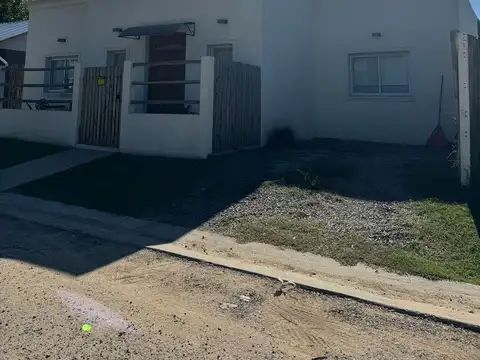 VENTA CASA 4 AMB CON PARQUE Y PILETA EN MATHEU