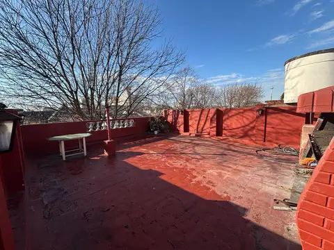 PH EN VENTA 2 AMB. EN VERSALLES CON TERRAZA PROPIA EN 1° PISO. ENTRADA INDEPENDIENTE.