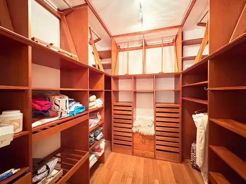 Casa en Venta con 4 cocheras