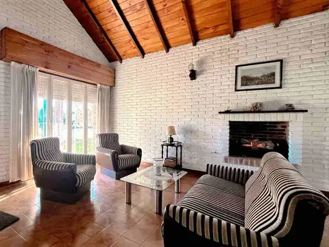 Casa 4 ambientes con 2 baños