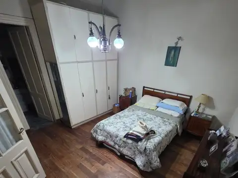 GRAN CASA 4 AMB. - HABITACION EN ALTOS - PATIO CON PARRILLA - ESPACIO AEREO - MUY BUENA UBICACION