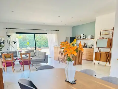 Casa en Venta con 2 cocheras