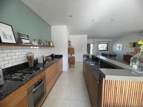 Casa 4 ambientes con 3 baños