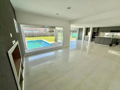 Casa en Alquiler en Lagoon Pilar, USD 2.200