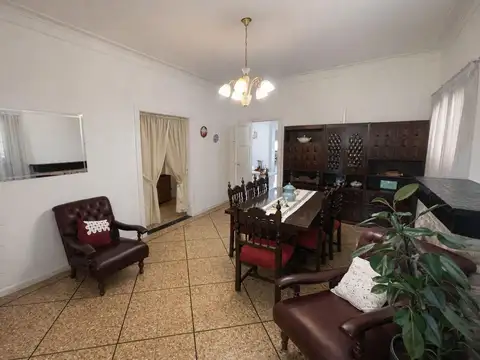 Casa 5 ambientes con 2 baños
